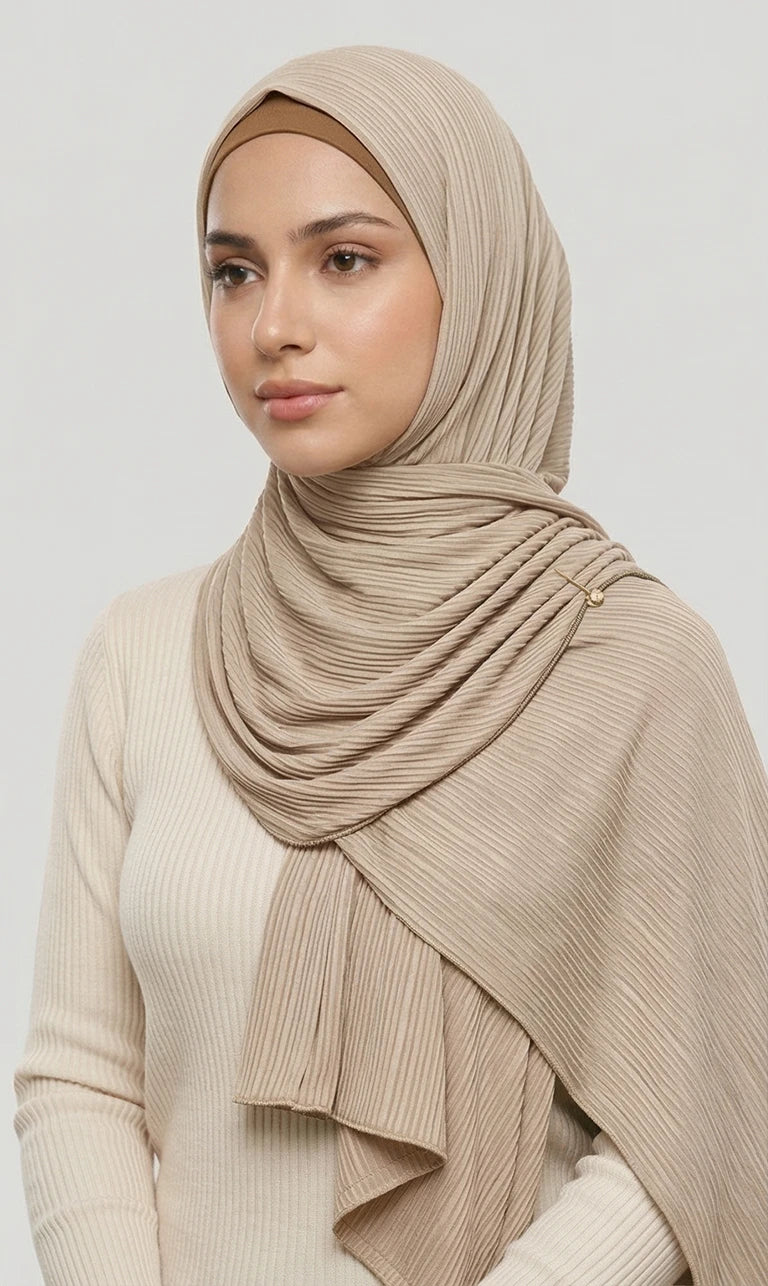Hijab Schal in Hellgrau mit goldener Bordüre – Eleganter Plissee Kopftuch Schal (S16)