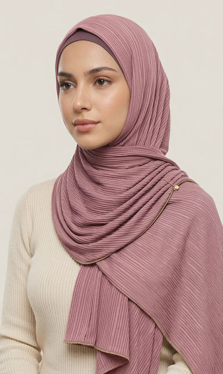 Hijab Schal in Hellgrau mit goldener Bordüre – Eleganter Plissee Kopftuch Schal (S16)