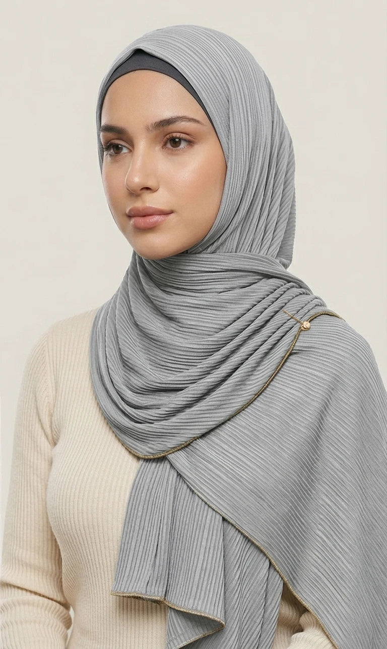 Hijab Schal in Hellgrau mit goldener Bordüre – Eleganter Plissee Kopftuch Schal (S16)