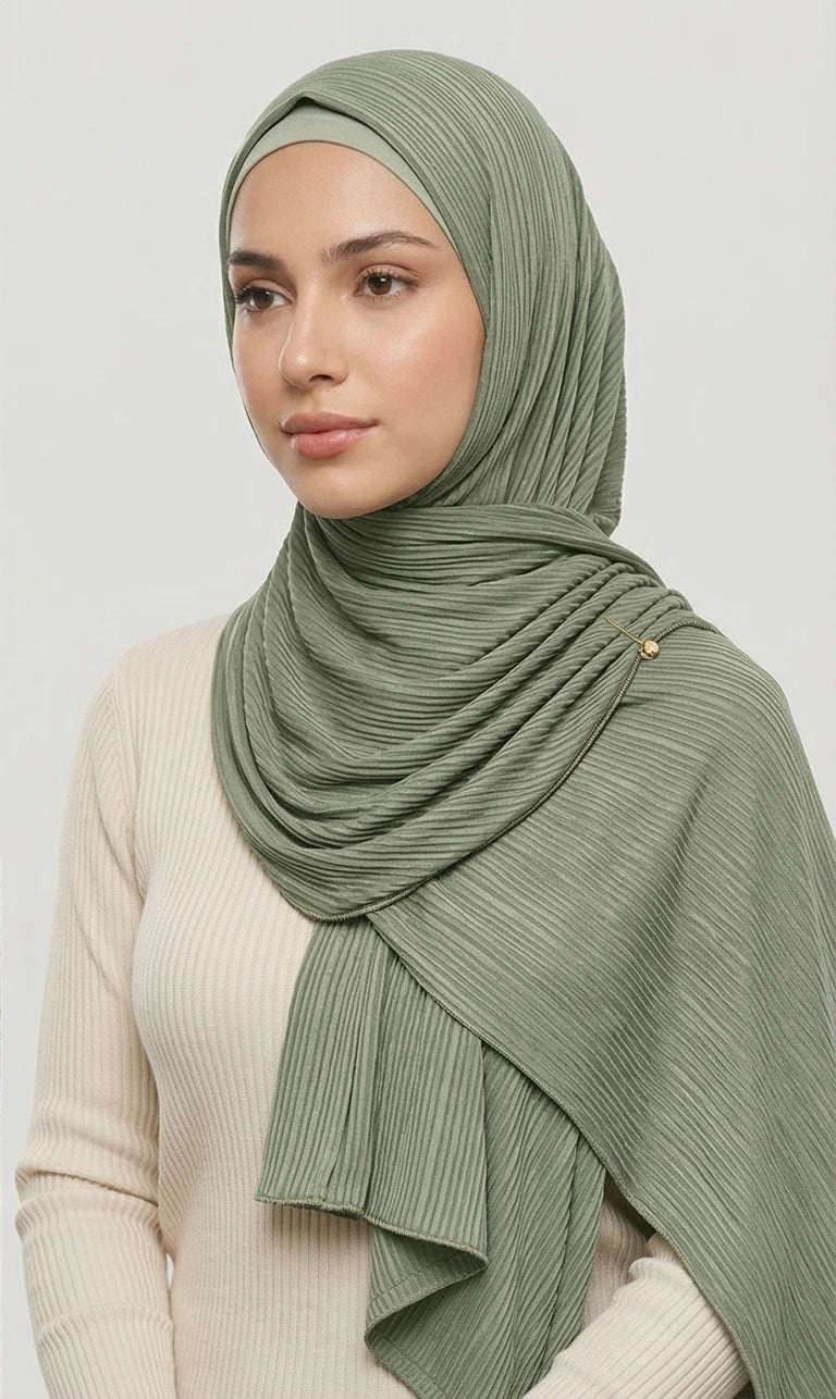 Hijab Schal in Hellgrau mit goldener Bordüre – Eleganter Plissee Kopftuch Schal (S16)