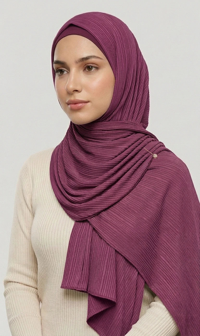 Hijab Schal in Hellgrau mit goldener Bordüre – Eleganter Plissee Kopftuch Schal (S16)