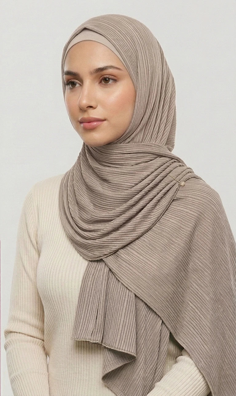 Hijab Schal in Hellgrau mit goldener Bordüre – Eleganter Plissee Kopftuch Schal (S16)
