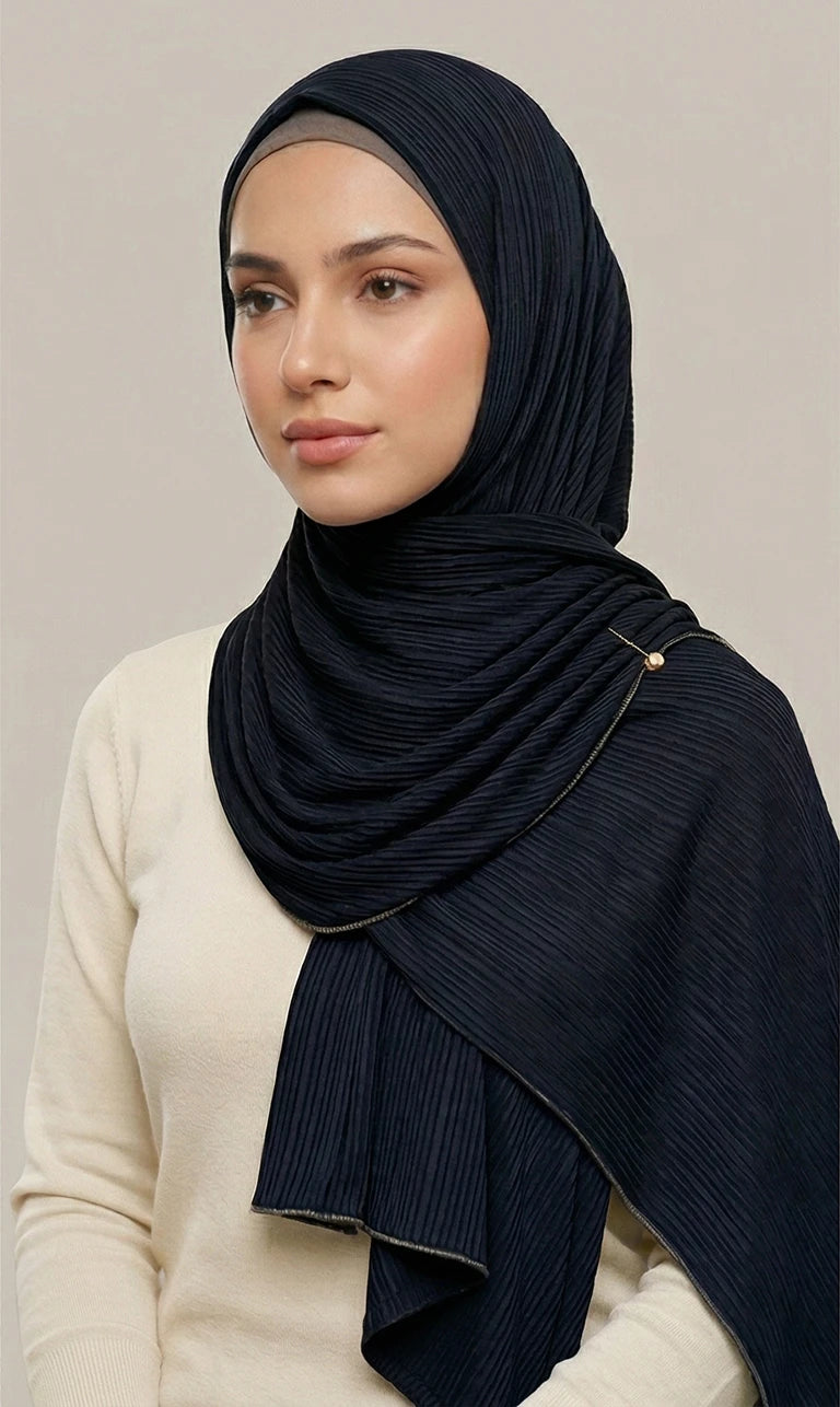 Hijab Schal in Hellgrau mit goldener Bordüre – Eleganter Plissee Kopftuch Schal (S16)