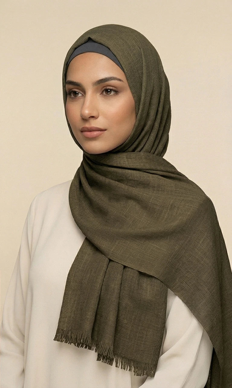 Hijab Schal in Dunkelgrau mit Struktur und Fransen – Eleganter Kopftuch Schal (S19)