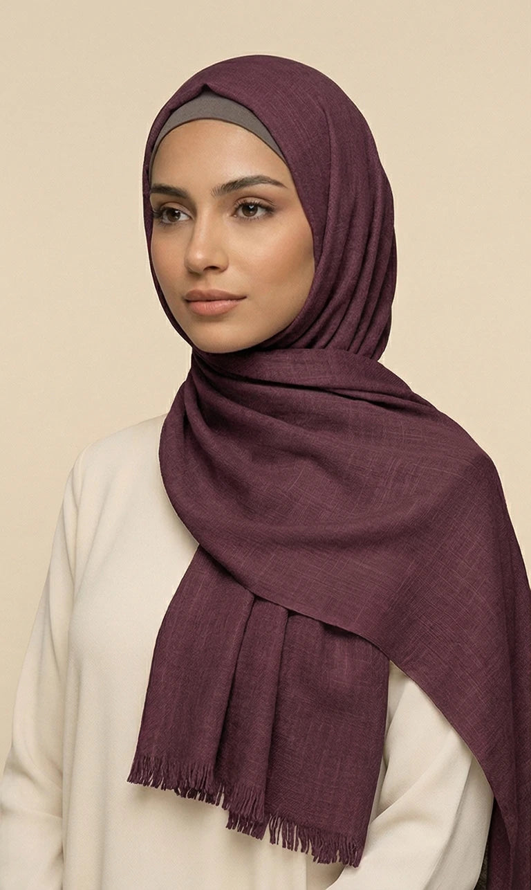 Hijab Schal in Dunkelgrau mit Struktur und Fransen – Eleganter Kopftuch Schal (S19)