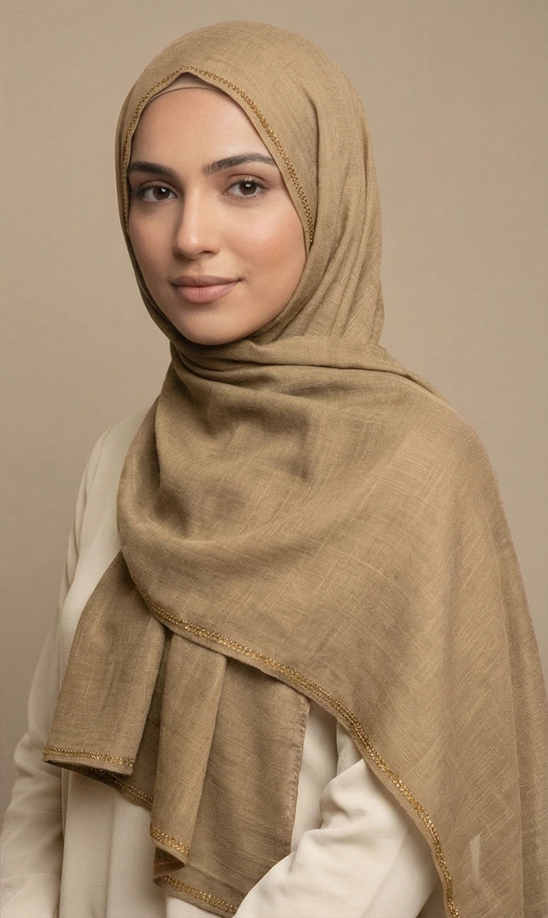Hijab Schal in Hellbraun mit dekorativer Bordüre – Eleganter Leichter Kopftuch Schal (S20)