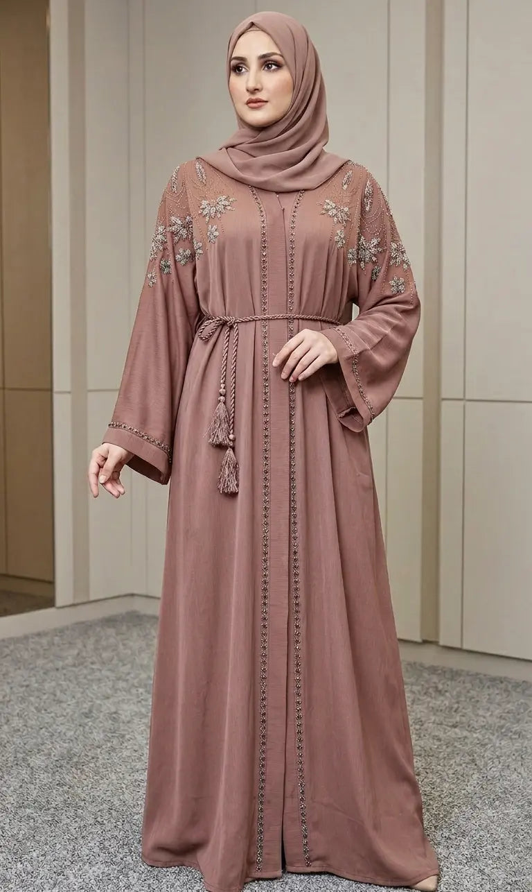 Elegante bestickte Abaya mit Gürtel