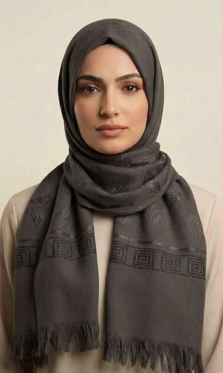Hijab Schal in Braun mit Blattmuster und geometrischem Rand – Eleganter Kopftuch Schal mit Fransen (S10)