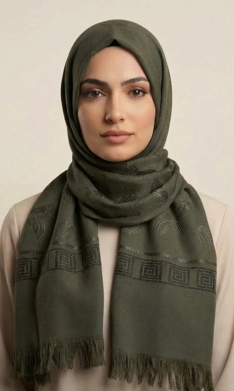 Hijab Schal in Braun mit Blattmuster und geometrischem Rand – Eleganter Kopftuch Schal mit Fransen (S10)
