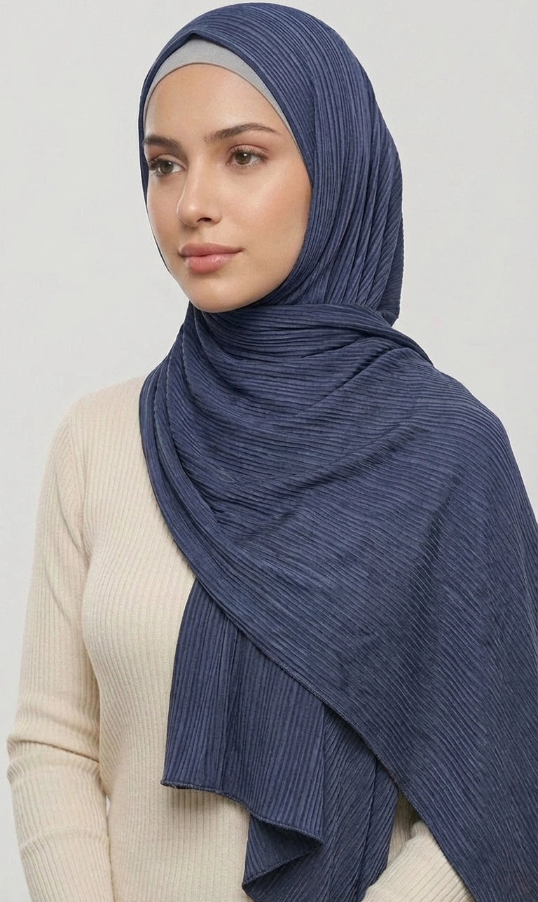 Hijab Schal in Hellgrau mit goldener Bordüre – Eleganter Plissee Kopftuch Schal (S16)