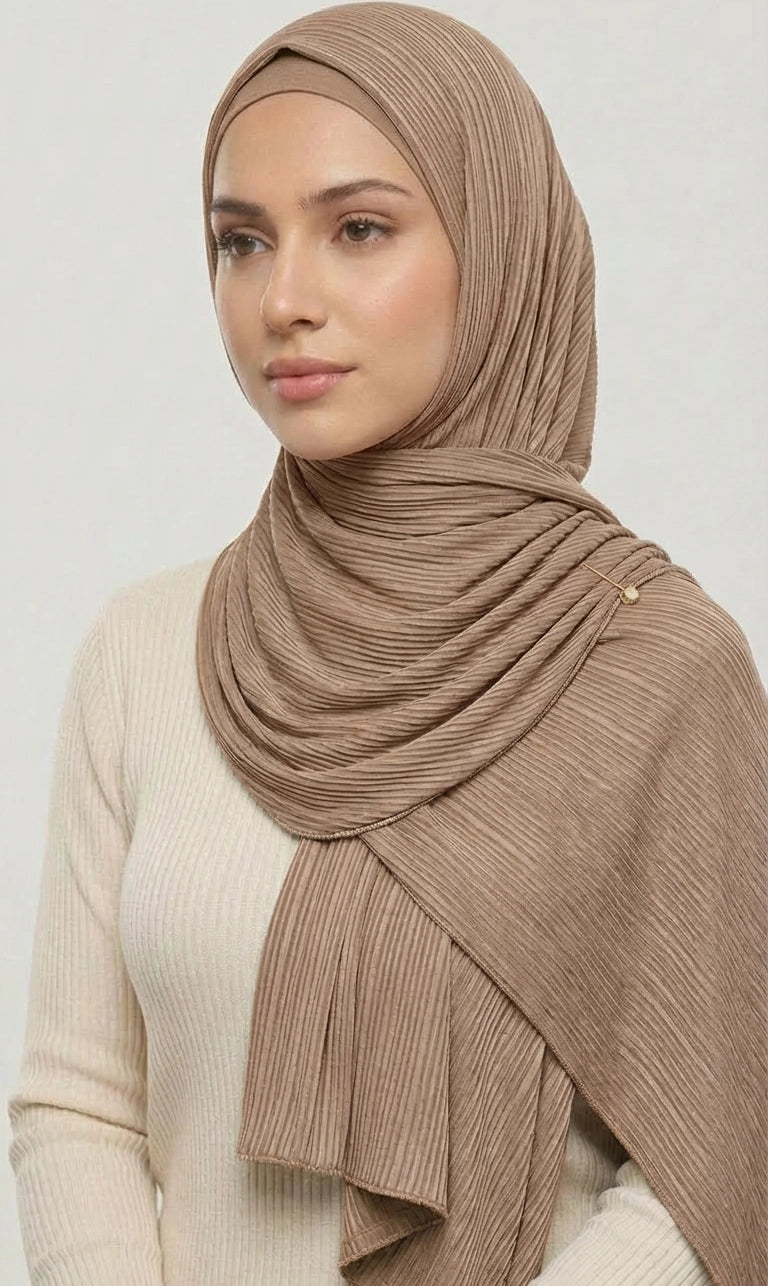Hijab Schal in Hellgrau mit goldener Bordüre – Eleganter Plissee Kopftuch Schal (S16)
