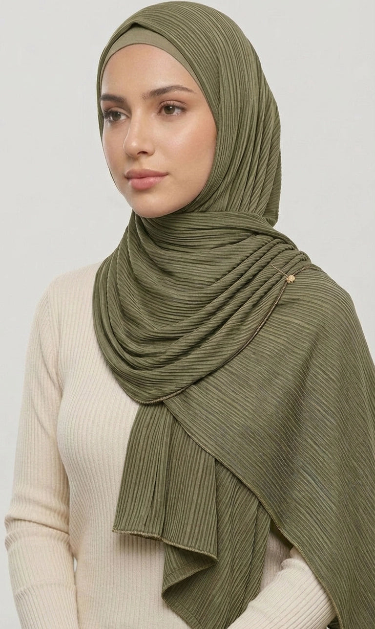 Hijab Schal in Hellgrau mit goldener Bordüre – Eleganter Plissee Kopftuch Schal (S16)