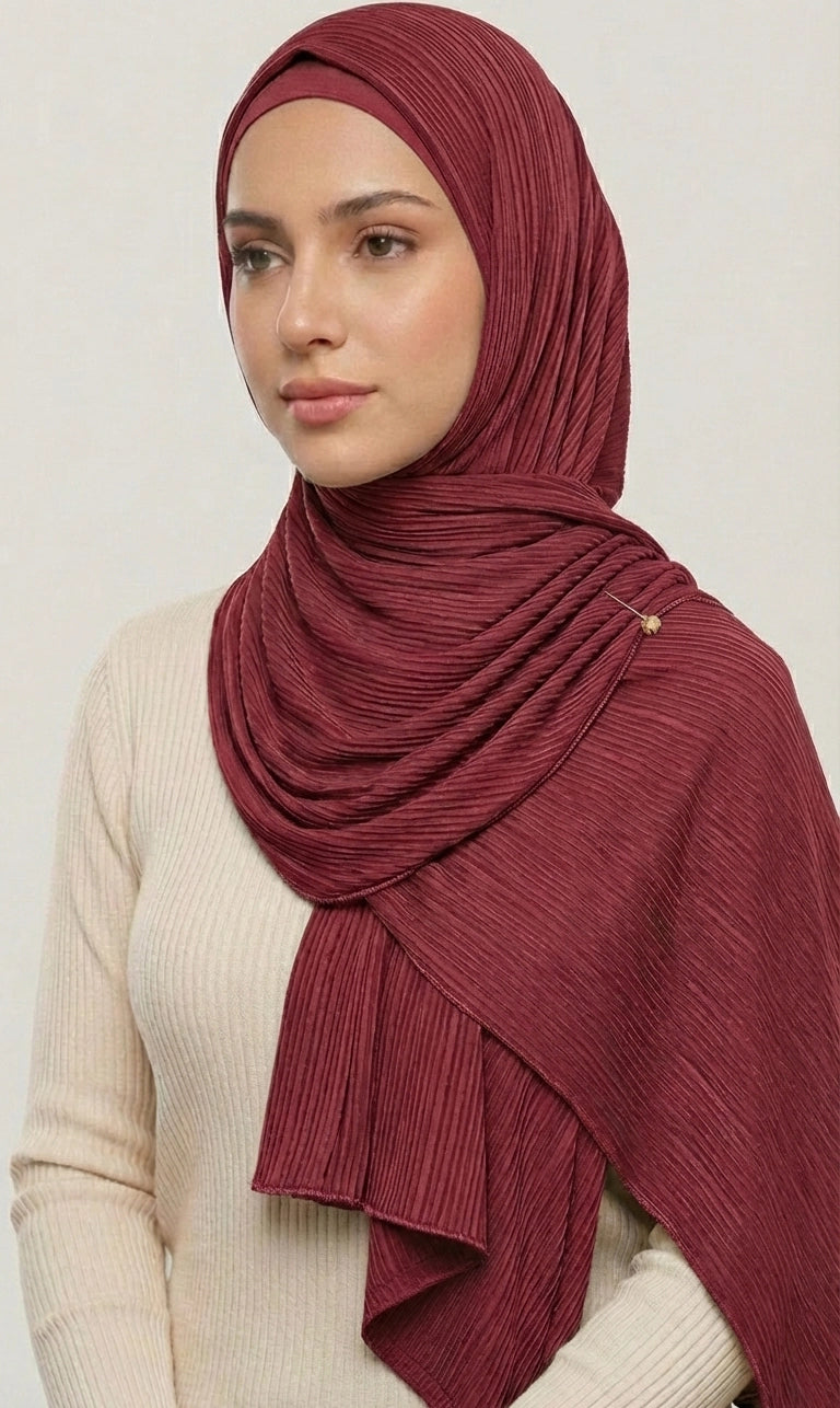 Hijab Schal in Hellgrau mit goldener Bordüre – Eleganter Plissee Kopftuch Schal (S16)